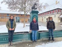 Die neuen Tierärztinnen vor dem Stutenbrunnen des Gestüts Marbach
