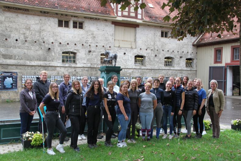  Gruppenbild: 25 Auszubildende haben 2022 ihre Ausbildung begonnen und wurden von Landoberstallmeisterin Dr. Astrid von Velsen-Zerweck (1.v.r.) und Dr. Carolin Eiberger (1.v.l.) am Stutenbrunnen begrüßt. (Foto: Archiv Marbach)