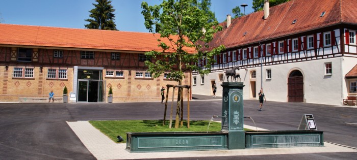 Innenhof Marbach mit Stutenbrunnen und Eingan ins Infozentrum