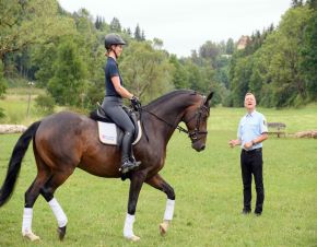 Ausbildungsleiter Eberhardt korrigiert den Sitz eienr Schülerin