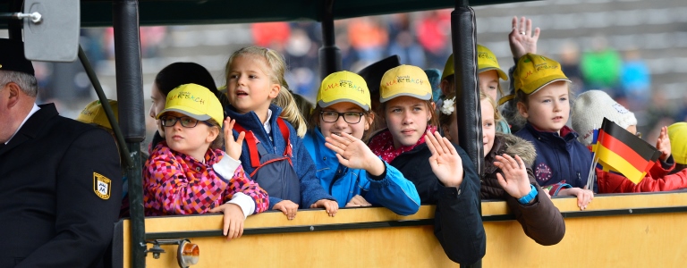 Kinderclub Julmonds Marbach auf dem Planwagen bei den Hengstparaden 2015 (Foto: Maximilian Schreiner)