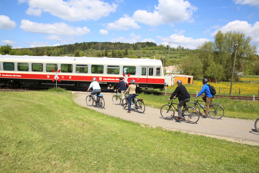 Radfahrer entlang der Bahnstrecke 