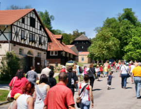 Besucher auf dem Weg Richtung neuer Fahrstall