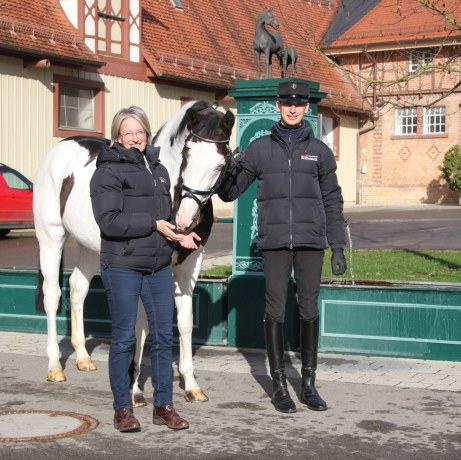 Silvery Moon xx mit Astrid von Velsen-Zerweck vor dem Stutenbrunnen, Schecke Englisches Vollblut