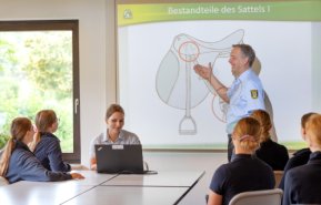 Theorieunterricht in der Landesreitschule