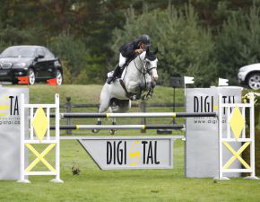 Nathan über dem Sprung (Foto: Credit Photo PSV)