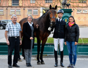 Auktionspferd mit Bereiter, landoberstallmeisterin, Züchter und neuer Besitzerin vor dem Stutebrunnen