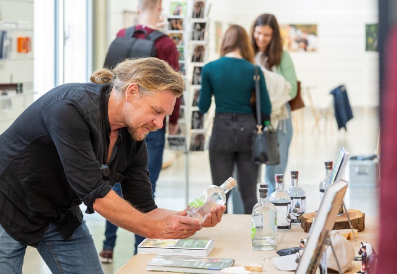 Foto Regionales Warenangebot Bücher und Spirituosen