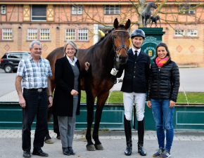 Auktionspferd Leo B mit Züchter und neuem Besitzer nach der Gestütsauktion 2018