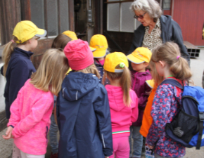 Viele Kinder von hinten fotografiert