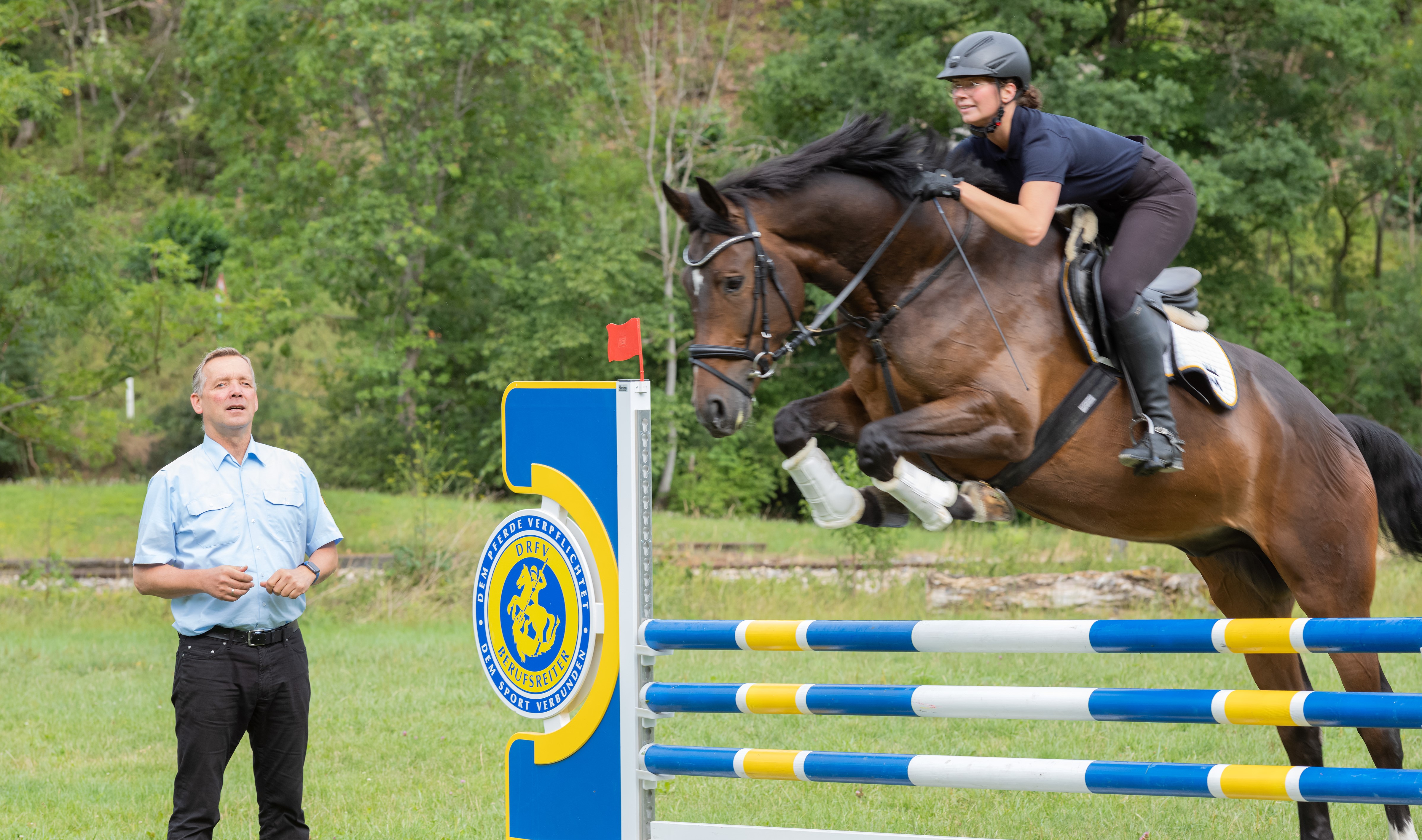 Reitschüler auf dem Außenplatz der Landesreitschule