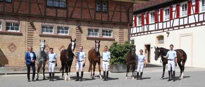 Astrid von Velsen steht neben fünf Stuten, die von Marbacher Bereitern gehalten werden