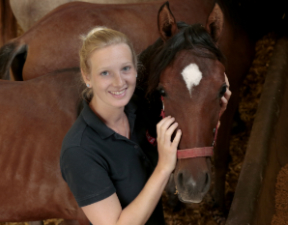 Azubine mit Araberfohlen im Arm