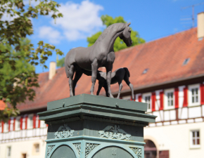 Statue Stute mit Fohlen auf dem Stutenbrunnen