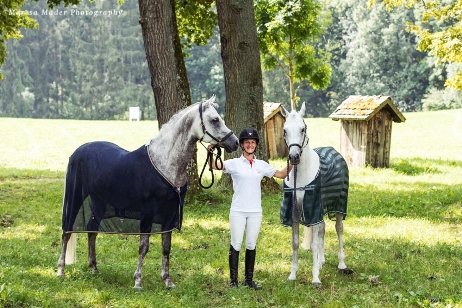Zwei Araber mit Fliegendecke werden von eienr Person gehalten