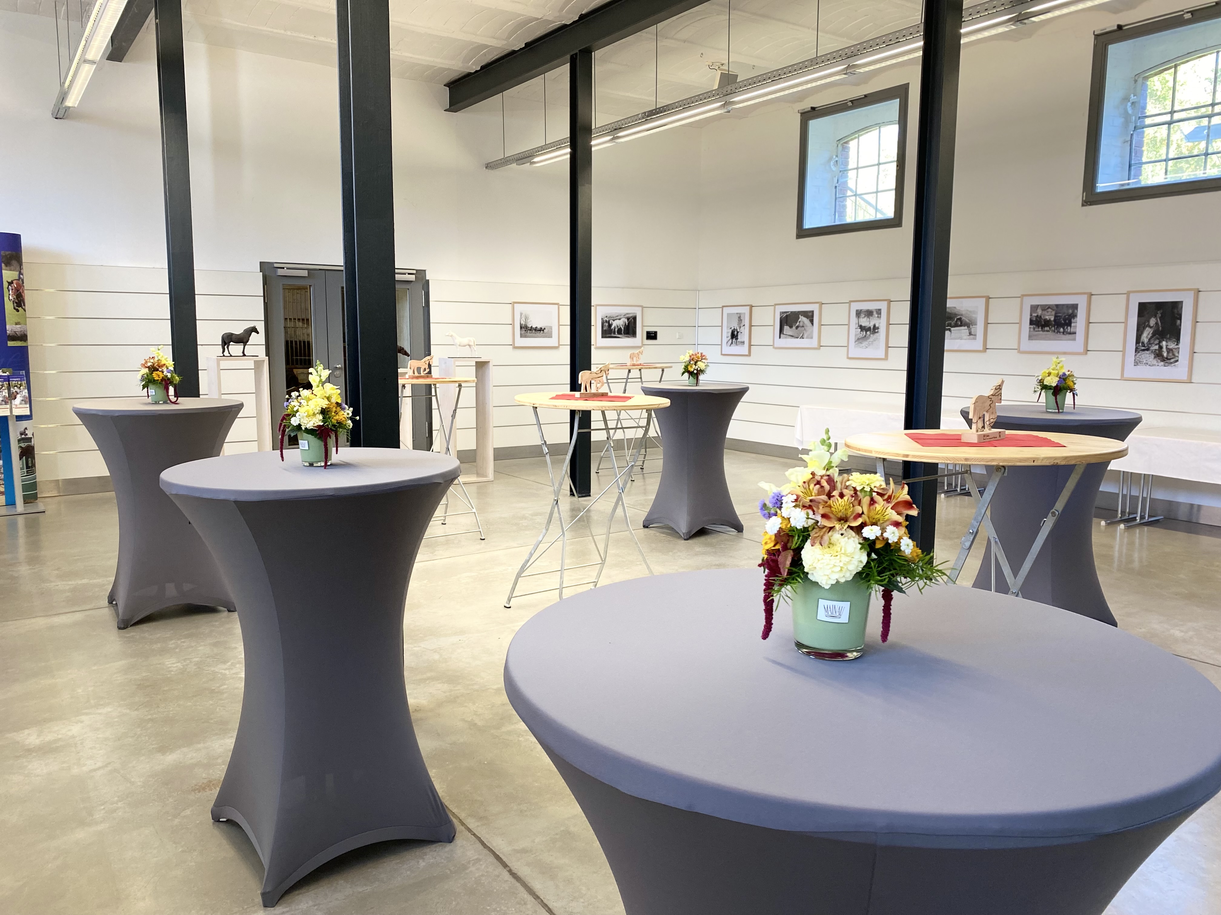 Foyer im Treffpunkt Marbach mit Stehtischen