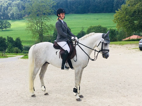 Araber steht geritten vor der Eingangst&uuml;re in die Reithalle