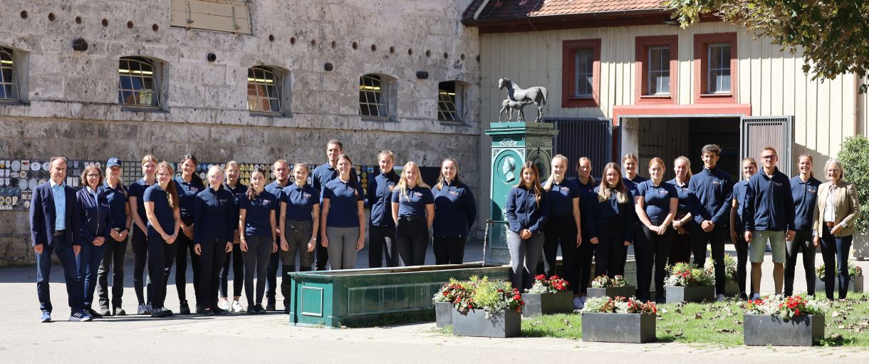 Gruppenfoto mit rund 25 Auszubildenden am Stutenbrunnen im Innenhof mf
