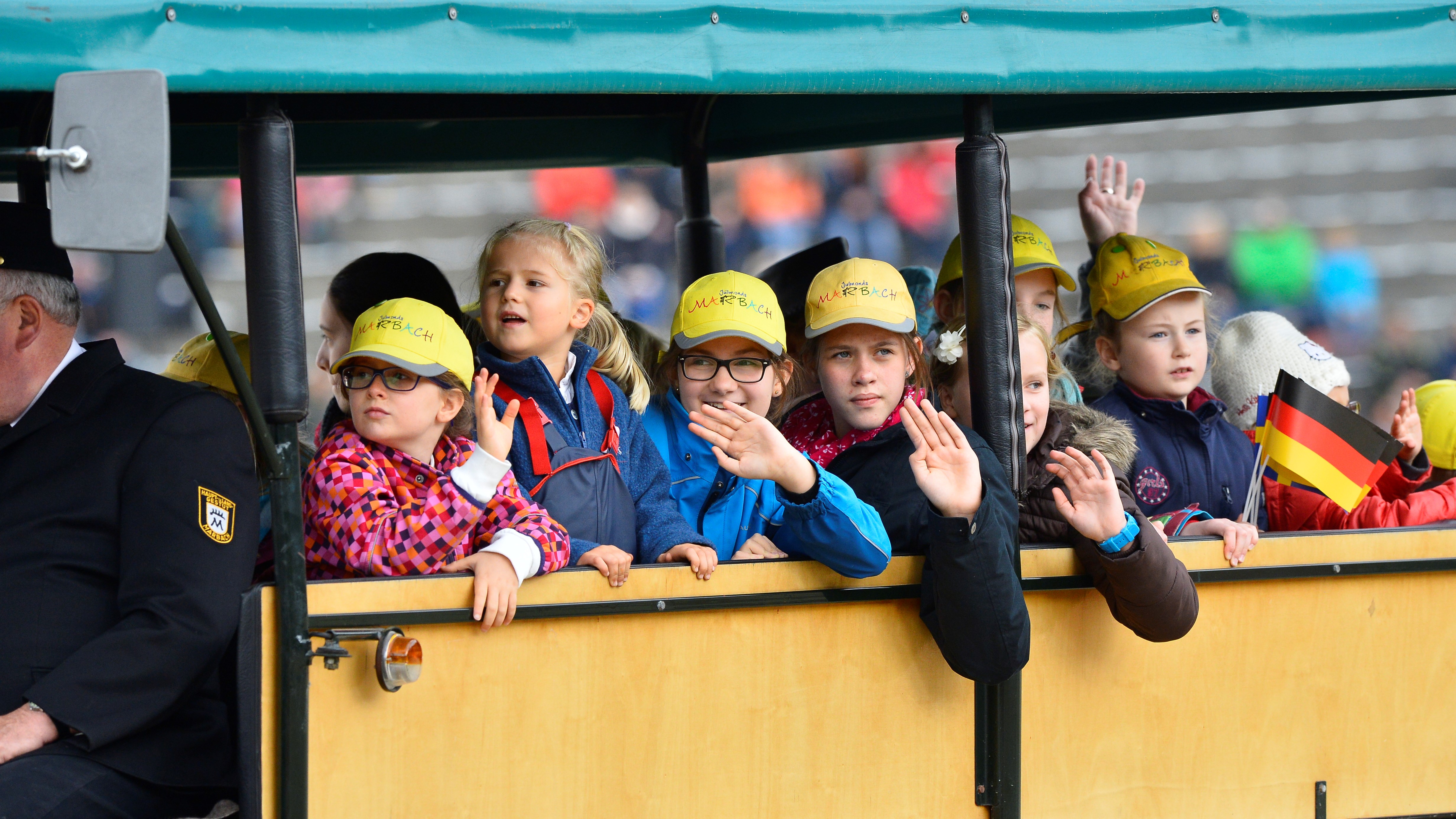 Kinderclub Julmonds Marbach auf dem Planwagen bei den Hengstparaden 2015 (Foto: Maximilian Schreiner)