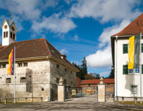Eingang nach Marbach mit Tor und Gebäude links und rechts