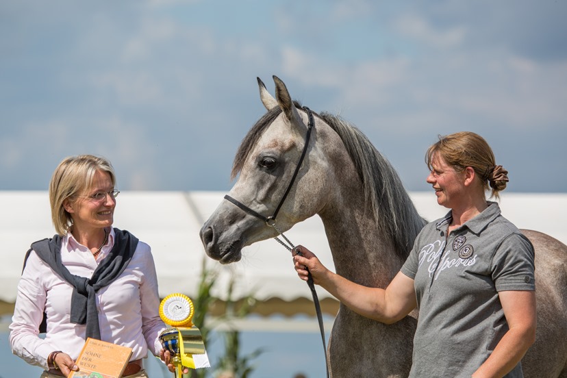 Pokalübergabe mit Araber in der Hand