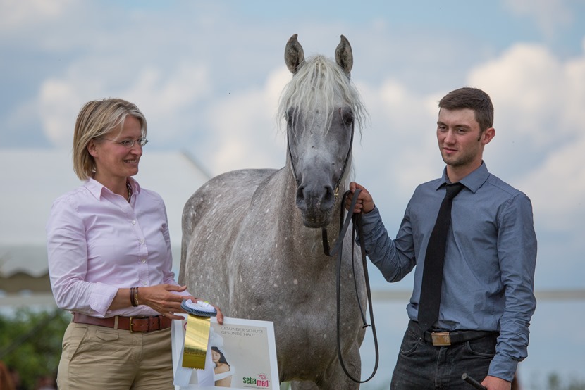 Pokalübergabe mit Araber in der Hand